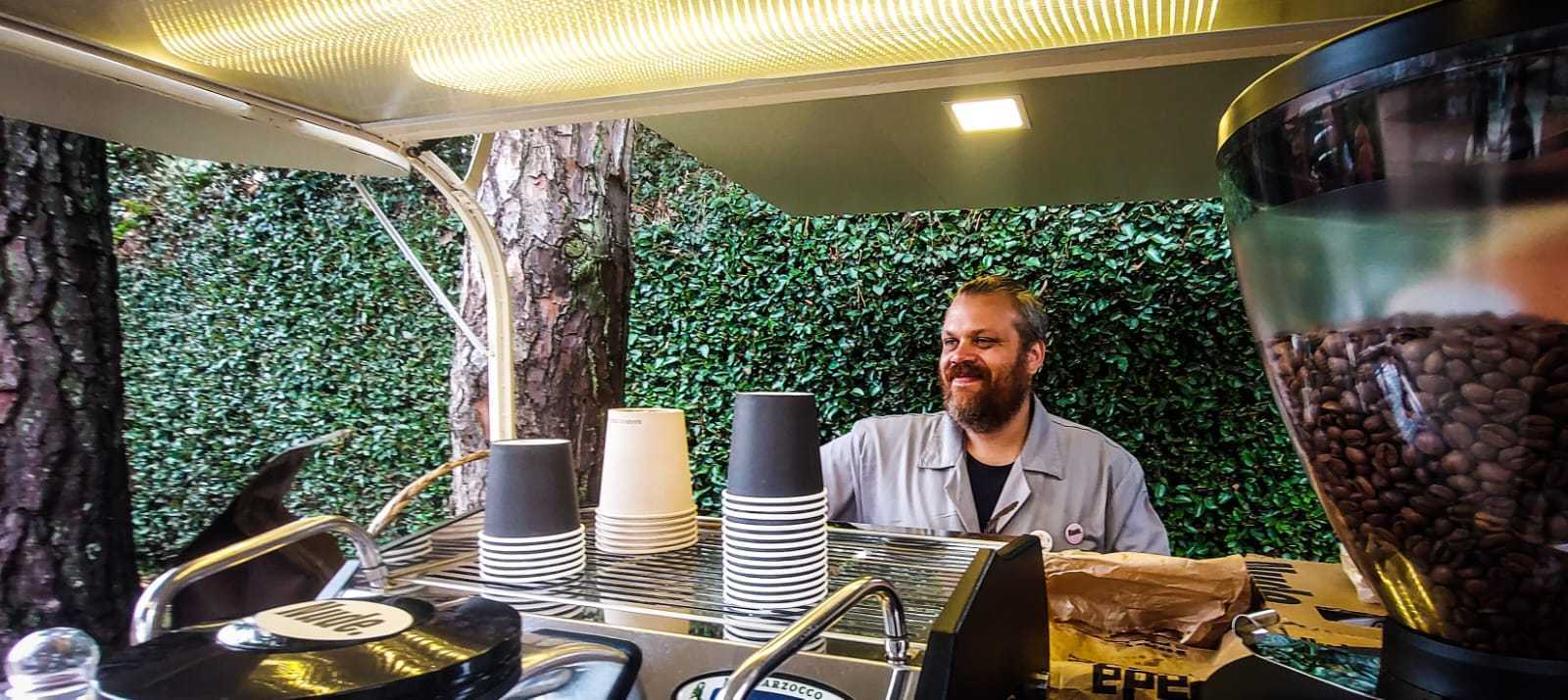 Ritmo e café – Um percussionista barista