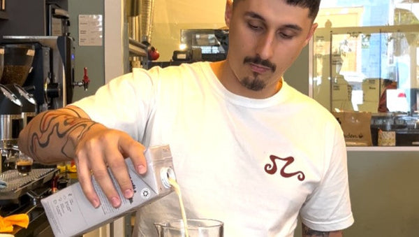 Um barista latte artista