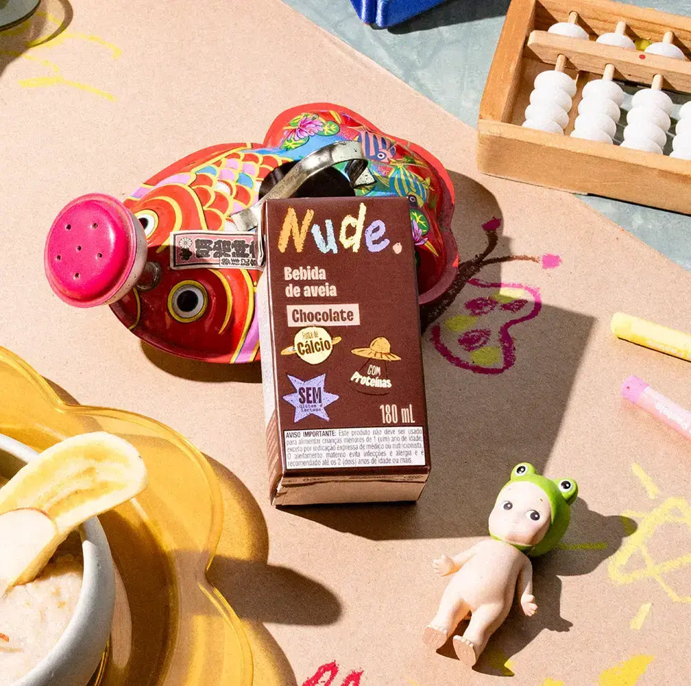 Detalhe do Nudinho HeyNude mostrando o canudinho encaixado para dentro da embalagem – design pensado para facilitar o consumo infantil na lancheira
