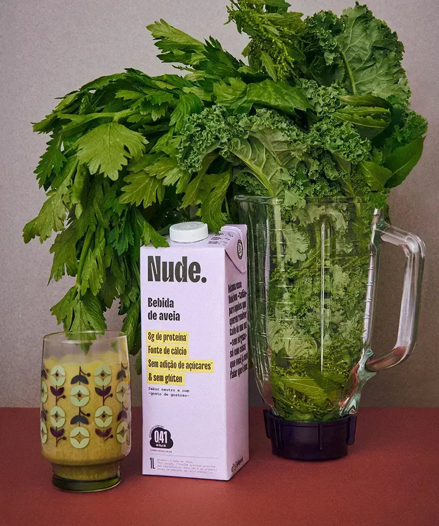 Caixinha do Leite de Aveia Nude Tudão 1L sobre superfície clean, com destaque para os benefícios nutricionais: proteína, cálcio e vitaminas