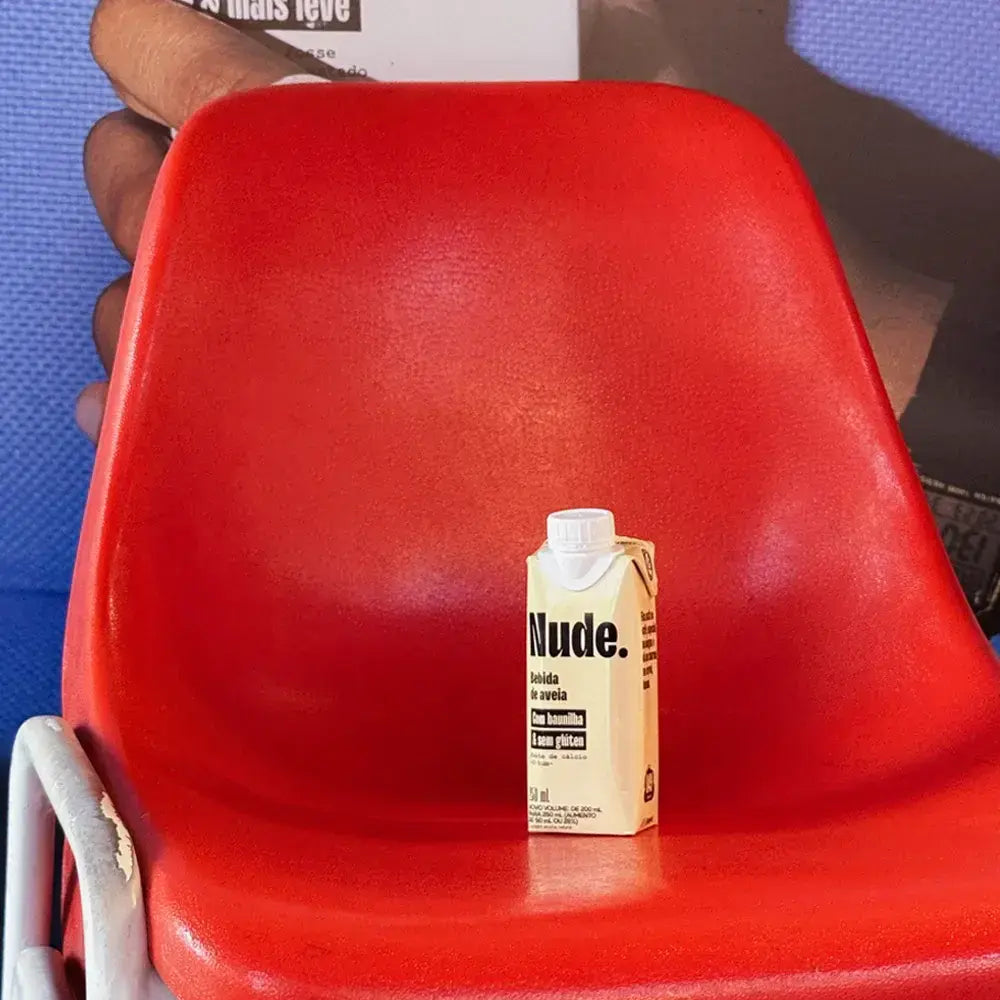 Caixinha To Go Nude Baunilha 200ml com canudinho, fotografada em contexto de consumo imediato e praticidade